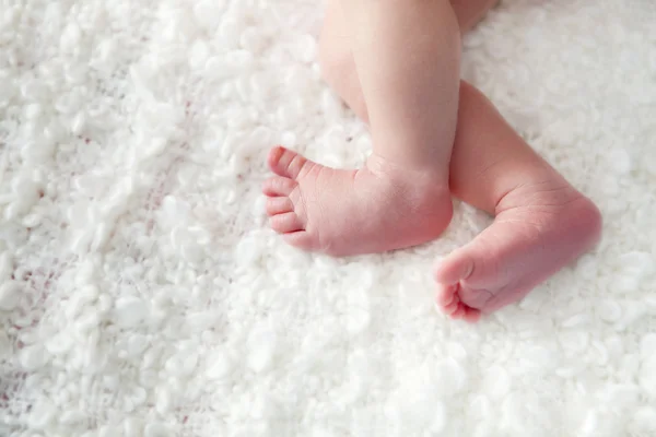 Heels of newborn on white veil, close-up — Stock Photo, Image