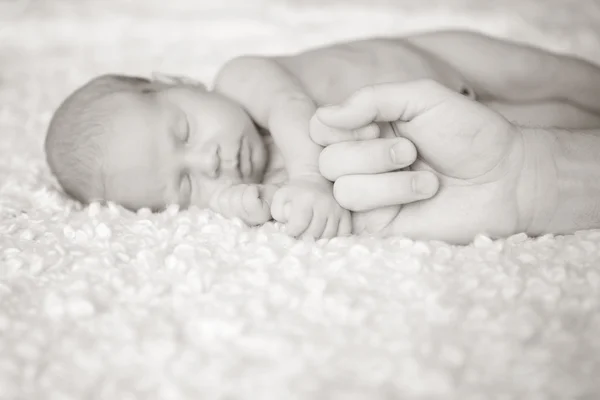 Retrato del bebé recién nacido dormido en la habitación — Foto de Stock