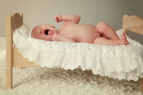 Ritratto di neonato addormentato in camera — Foto Stock