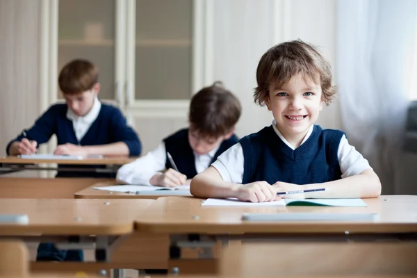 Sumienny student siedząc przy biurku, klasie — Zdjęcie stockowe