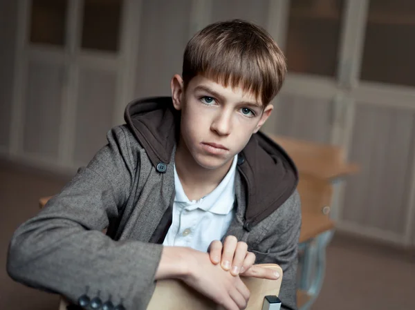 Retrato de adolescente sério na aula — Fotografia de Stock