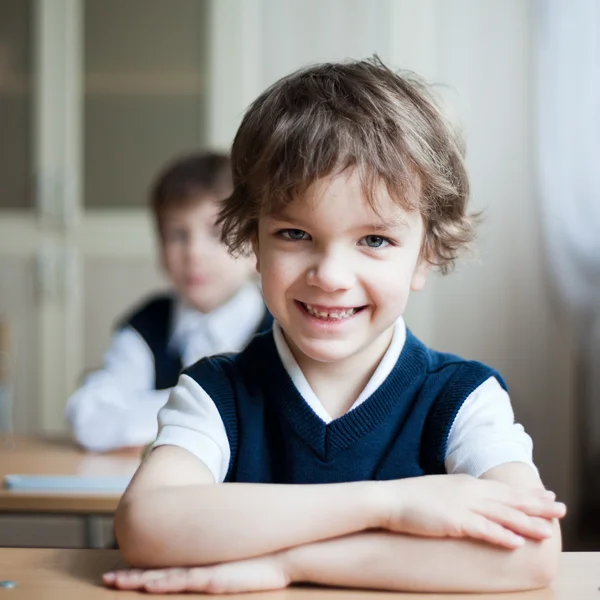 Sumienny student siedząc przy biurku, klasie — Zdjęcie stockowe