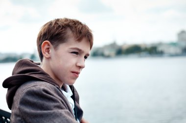 genç nehir arka plan üzerinde portresi