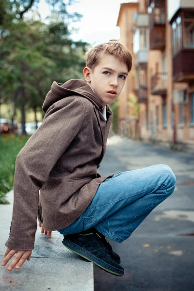 Porträtt av tonåring på bakgrund av staden. — Stockfoto