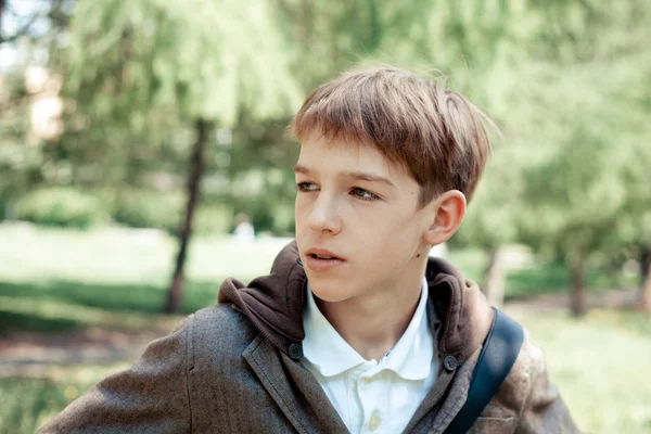 Adolescent sur la promenade dans le parc — Photo