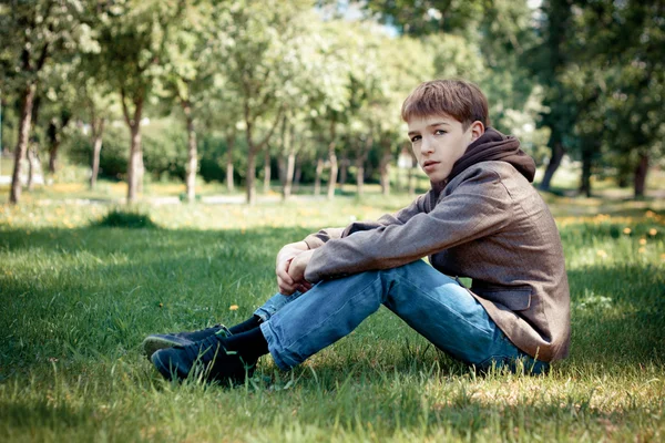 Teenager on walk in park — Stock Photo, Image