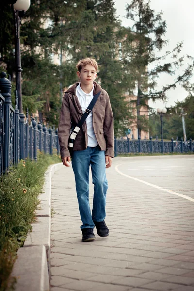 Подросток на прогулке по городу — стоковое фото