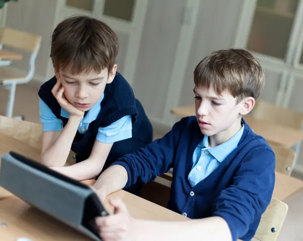 Student och tavlan i klassrummet — Stockfoto