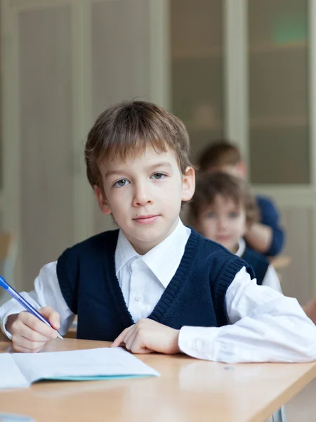 勤奋的学生坐在桌前，课堂 — 图库照片