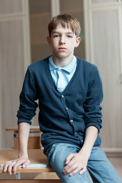 Portrét vážnou dospívající chlapec ve třídě — Stock fotografie