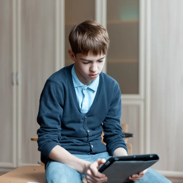 Étudiant et tablette en classe — Photo