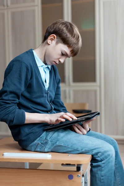 Étudiant et tablette en classe — Photo