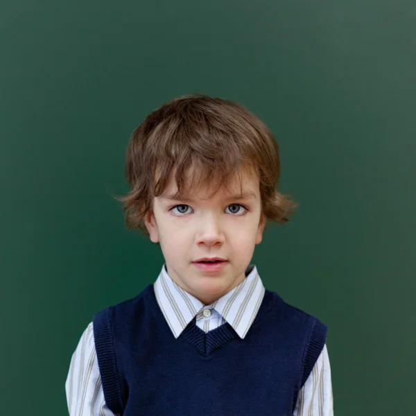 Porträtt av student på blackboard bakgrund — Stockfoto