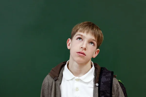 Porträt eines Schülers an der Tafel — Stockfoto