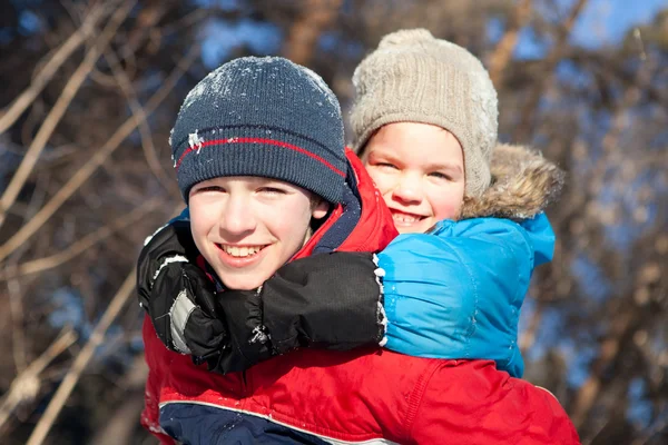 De gelukkige kinderen in winterwear — Stockfoto