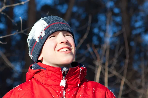 Gelukkig tiener in winterwear, buiten — Stockfoto