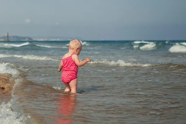 Adorable dziewczyna spaceru wzdłuż plaży — Zdjęcie stockowe