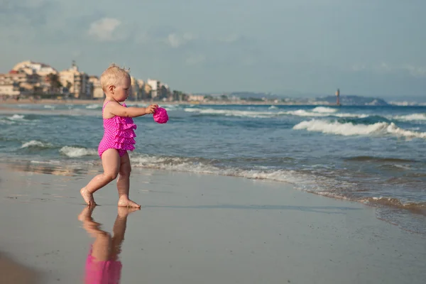 Sevimli kız plaj boyunca yürüyüş — Stok fotoğraf