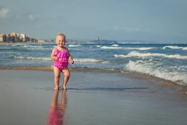 Очаровательная девушка, идущая вдоль пляжа — стоковое фото