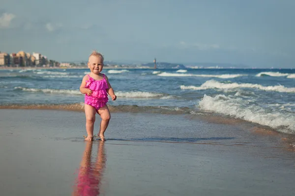 Adorable dziewczyna spaceru wzdłuż plaży — Zdjęcie stockowe