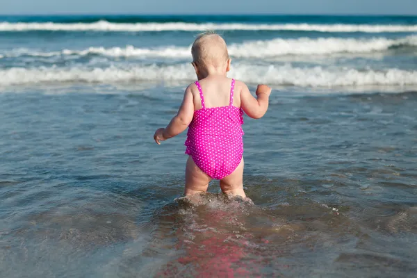 Adorable chica caminando por la playa — Foto de Stock