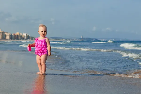 Adorable dziewczyna spaceru wzdłuż plaży — Zdjęcie stockowe