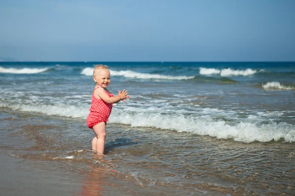 Adorable dziewczyna spaceru wzdłuż plaży — Zdjęcie stockowe