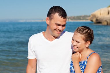 mutlu baba ve küçük kızı plajda