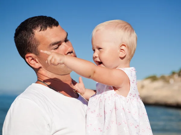 Lycklig far och hans lilla dotter på stranden — Stockfoto