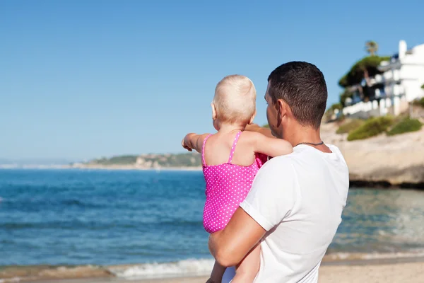 Happy father and his little daughter at beach — Stock Photo, Image