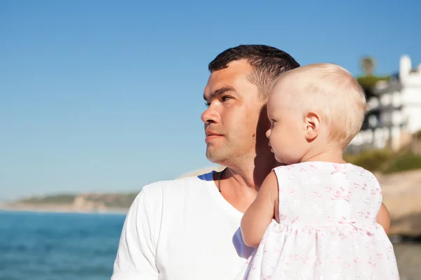 Gelukkig vader en zijn dochtertje op strand — Stockfoto