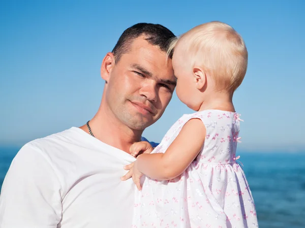 Feliz padre y su hijita en la playa — Foto de Stock