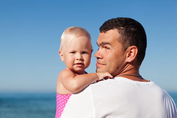 खूप आनंद झाला वडील आणि समुद्रकिनारी त्याची लहान मुलगी — स्टॉक फोटो, इमेज