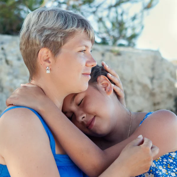 Gelukkig moeder en dochter op strand — Stockfoto