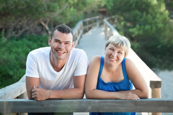 Casal ao ar livre — Fotografia de Stock