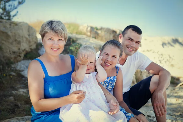 Porträtt av lycklig familj — Stockfoto