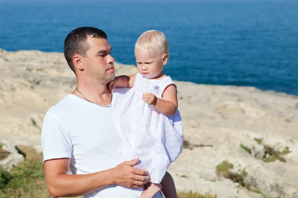 Gelukkig vader en zijn dochtertje op strand — Stockfoto