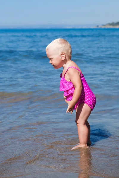 沙滩上的小女孩的肖像 — 图库照片
