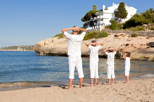 Vista posteriore di padre e figli che camminano sulla spiaggia — Foto Stock