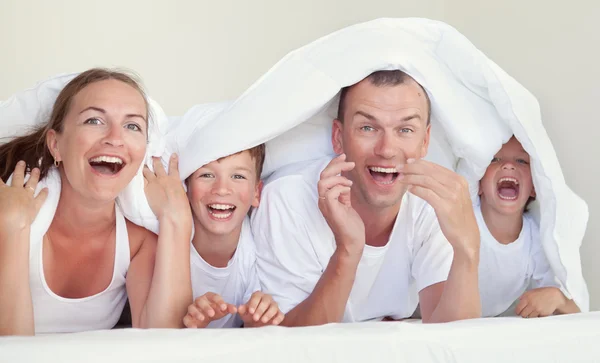 Portret van gelukkige familie in huis — Stockfoto