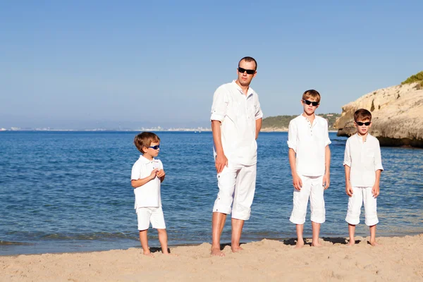 Baba ve oğulları Sahilde yürüyüş — Stok fotoğraf