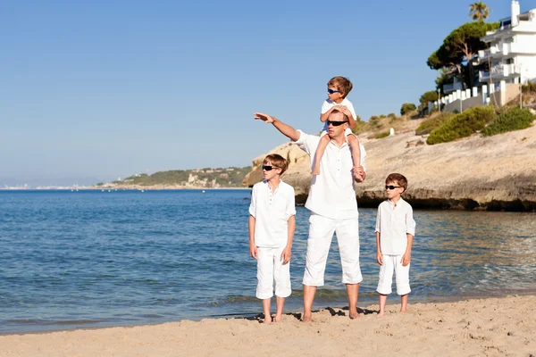 Padre e figli che camminano sulla spiaggia — Foto Stock