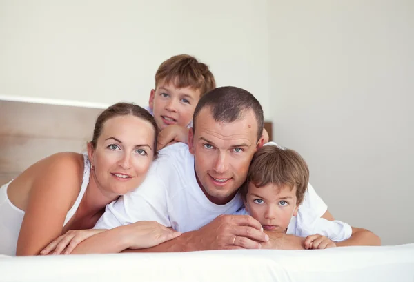 Portret van gelukkige familie in huis — Stockfoto