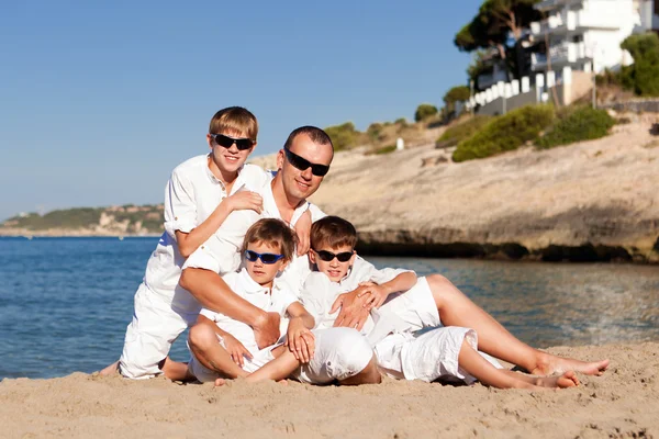 Pai e filhos andando na praia — Fotografia de Stock