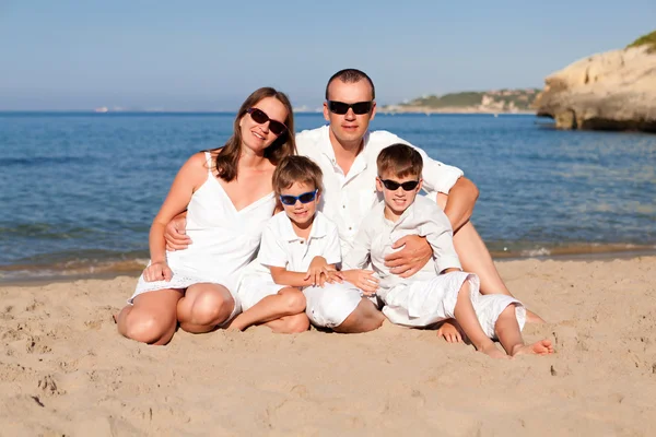 Familia joven con dos hijos de vacaciones — Foto de Stock