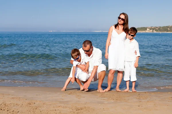 Familia joven con dos hijos de vacaciones — Foto de Stock