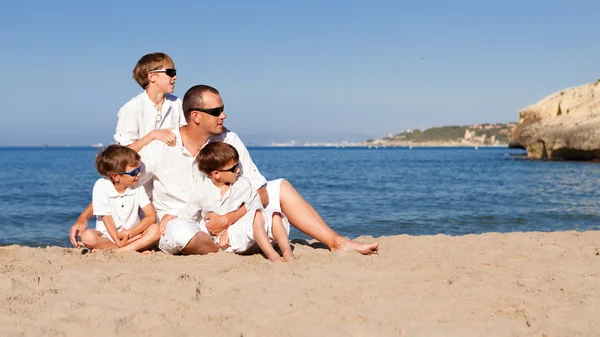 Pai e filhos andando na praia — Fotografia de Stock