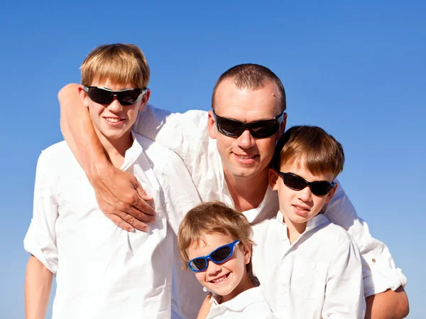 Pai e filhos andando na praia — Fotografia de Stock