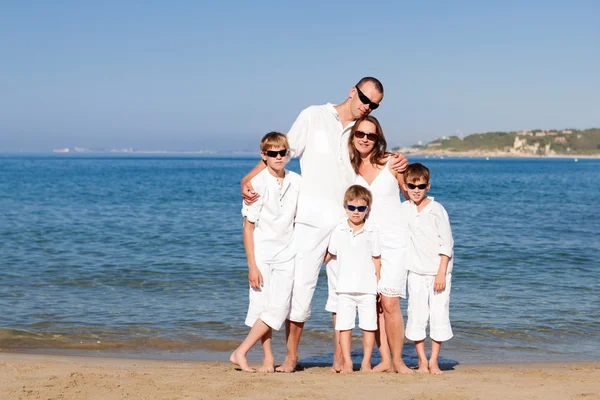 Junge Familie mit drei Kindern im Urlaub — Stockfoto