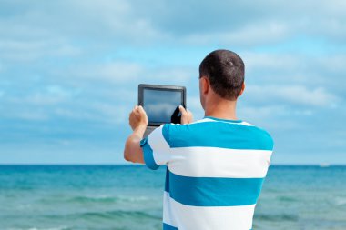 tablet bilgisayar kullanan adam portresi